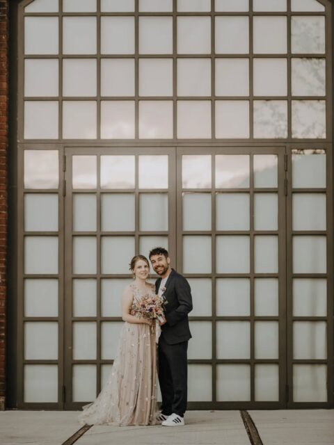 Industrial Vibes & ganz viel Liebe im Lokschuppen Marburg. ✨ 🚂
Es gibt Locations, die haben einfach eine ganz besondere Magie. Wenn roher Backstein und historisches Flair auf die zarten Momente eurer Hochzeit treffen, entstehen Bilder mit einem ganz eigenen Charakter. So wie hier in Marburg, wo die Welt um euch herum für einen Augenblick stillzustehen schien.
Als Hochzeitsfotograf liebe ich es, genau diese Kontraste festzuhalten: Die raue Textur der Umgebung und die weichen, echten Emotionen zwischen euch. Momente, die man nicht nur sieht, sondern fühlt. 🤍
Planst du gerade deine Hochzeit in Marburg oder Umgebung für 2026/2027? Ich freue mich darauf, eure Geschichte an euren Lieblingsorten festzuhalten. Schreib mir gerne eine Nachricht! 💌
#Marburg #LokschuppenMarburg #HochzeitsfotografMarburg #IndustrialWedding #Brautpaar2026 HochzeitHessen EchteMomente MarburgLiebe WeddingInspiration Lokschuppen HeiratenInMarburg HessenWedding