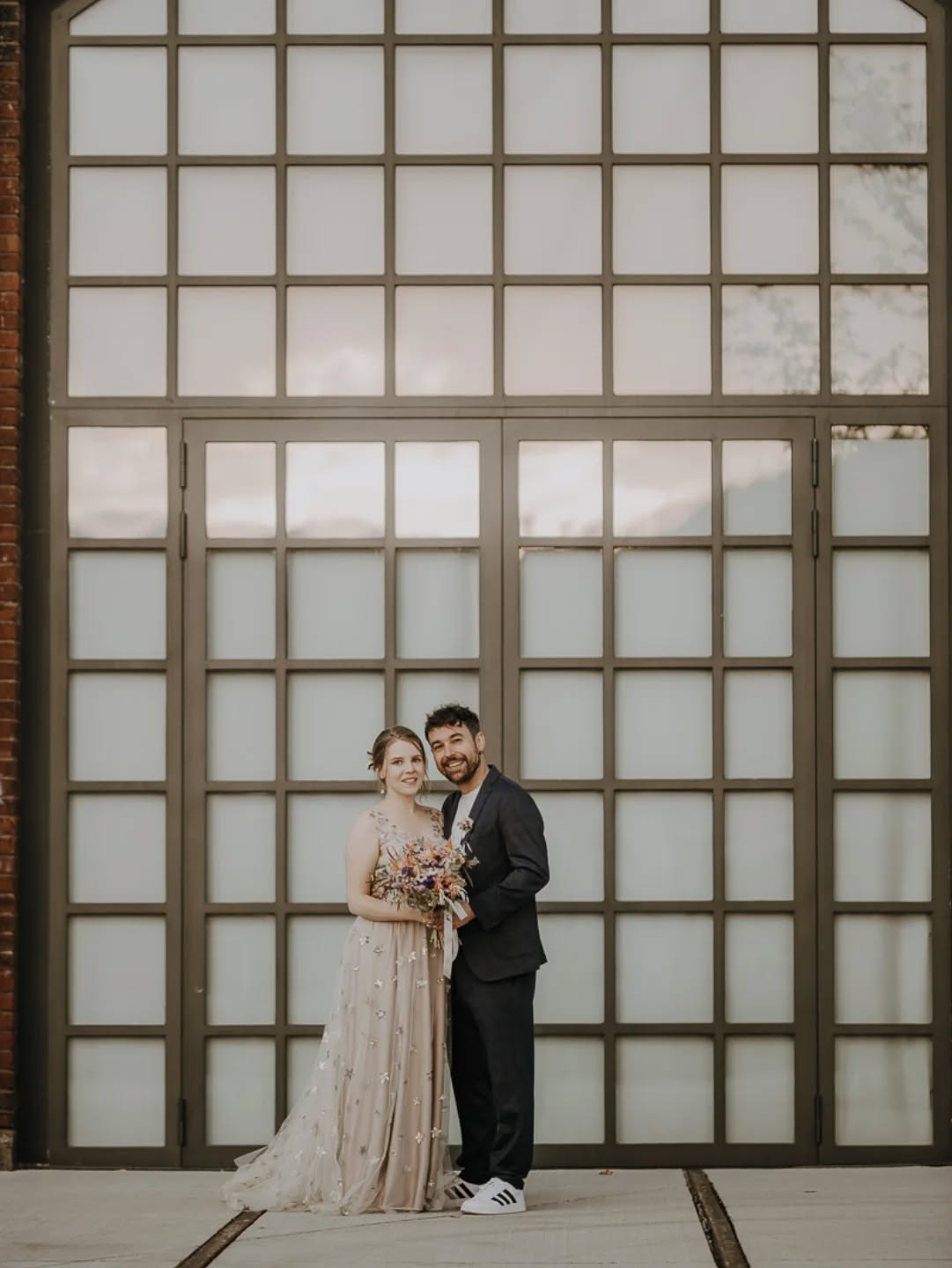 Industrial Vibes & ganz viel Liebe im Lokschuppen Marburg. ✨ 🚂
Es gibt Locations, die haben einfach eine ganz besondere Magie. Wenn roher Backstein und historisches Flair auf die zarten Momente eurer Hochzeit treffen, entstehen Bilder mit einem ganz eigenen Charakter. So wie hier in Marburg, wo die Welt um euch herum für einen Augenblick stillzustehen schien.
Als Hochzeitsfotograf liebe ich es, genau diese Kontraste festzuhalten: Die raue Textur der Umgebung und die weichen, echten Emotionen zwischen euch. Momente, die man nicht nur sieht, sondern fühlt. 🤍
Planst du gerade deine Hochzeit in Marburg oder Umgebung für 2026/2027? Ich freue mich darauf, eure Geschichte an euren Lieblingsorten festzuhalten. Schreib mir gerne eine Nachricht! 💌
#Marburg #LokschuppenMarburg #HochzeitsfotografMarburg #IndustrialWedding #Brautpaar2026 HochzeitHessen EchteMomente MarburgLiebe WeddingInspiration Lokschuppen HeiratenInMarburg HessenWedding
