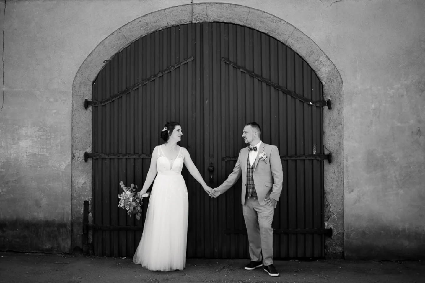 Zeitlose Liebe in Schwarz-Weiß 🖤
Manchmal braucht es keine Farben, um die Intensität eines Augenblicks zu beschreiben. Wenn die Welt um euch herum verstummt und nur noch dieser eine Moment zählt – das ist es, was ich als Hochzeitsfotograf für euch festhalten möchte.
Dieses Bild zeigt für mich perfekt die Balance zwischen Stärke und Sanftheit. Ein festes Händchenhalten, ein vertrauter Blick und der Beginn eines gemeinsamen Abenteuers.
Eure Hochzeit ist mehr als nur ein Tag – sie ist eine Sammlung von unzähligen kleinen Geschichten, die es wert sind, für immer bewahrt zu werden. Authentisch und voller Gefühl.
Seid ihr noch auf der Suche nach jemandem, der eure Geschichte mit dem Blick fürs Detail erzählt? Ich habe noch wenige Termine für die Saison 2026/2027 frei. Schreibt mir eine PN für ein persönliches Kennenlernen! ✨
#SchlossLaubach #HochzeitsfotografHessen #BlackAndWhiteWedding #Schlosshochzeit #Brautpaar2026 Laubach HeiratenImSchloss WeddingPhotography EchteMomente HochzeitsfotografGießen ZeitloseLiebe HessenWedding