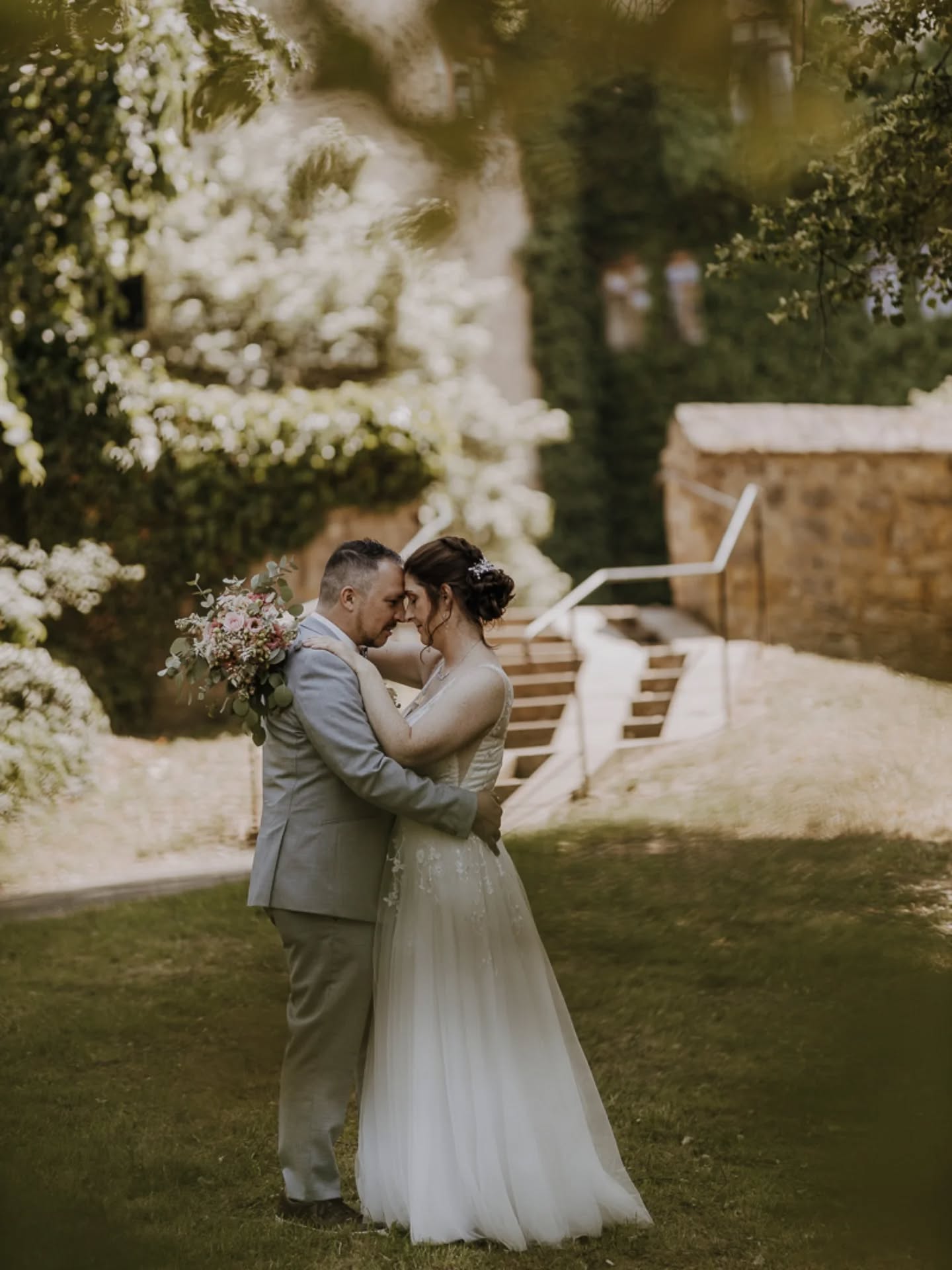 Liebe in den schönsten Farben der Natur 🌿✨
Es gibt Momente, die brauchen keinen Trubel, um ihre volle Wirkung zu entfalten. Ein bewusstes Innehalten, ein tiefes Durchatmen und einfach nur die Gegenwart des anderen genießen. ✨
In der Ruhe liegt eine ganz besondere Ästhetik. Dieses Bild ist für mich das Sinnbild dieser wertvollen Zweisamkeit während des Hochzeitstages. Auch wenn die Welt um euch herum für ein kurzes Porträt-Shooting stillsteht, ist es genau diese Harmonie zwischen euch, die das Bild zum Leben erweckt.
Die warmen Farben der Natur bilden den perfekten Rahmen für ein Versprechen, das über den Tag hinausreicht. Als euer Fotograf liebe ich es, diese edle Ruhe und eure Verbundenheit in zeitlose Porträts zu verwandeln, die eure Geschichte in ihrer reinsten Form erzählen.
Sucht ihr für eure Hochzeit 2026 oder 2027 noch nach einem Fotografen, der den Blick für diese besonderen, ästhetischen Momente hat? Ich freue mich darauf, eure Reise zu begleiten. Schreibt mir gerne eine Nachricht für ein persönliches Kennenlernen. 💌
#schlosslaubach #HochzeitsfotografHessen #HochzeitsfotografMarburg #heirateninhessen #hessenwedding