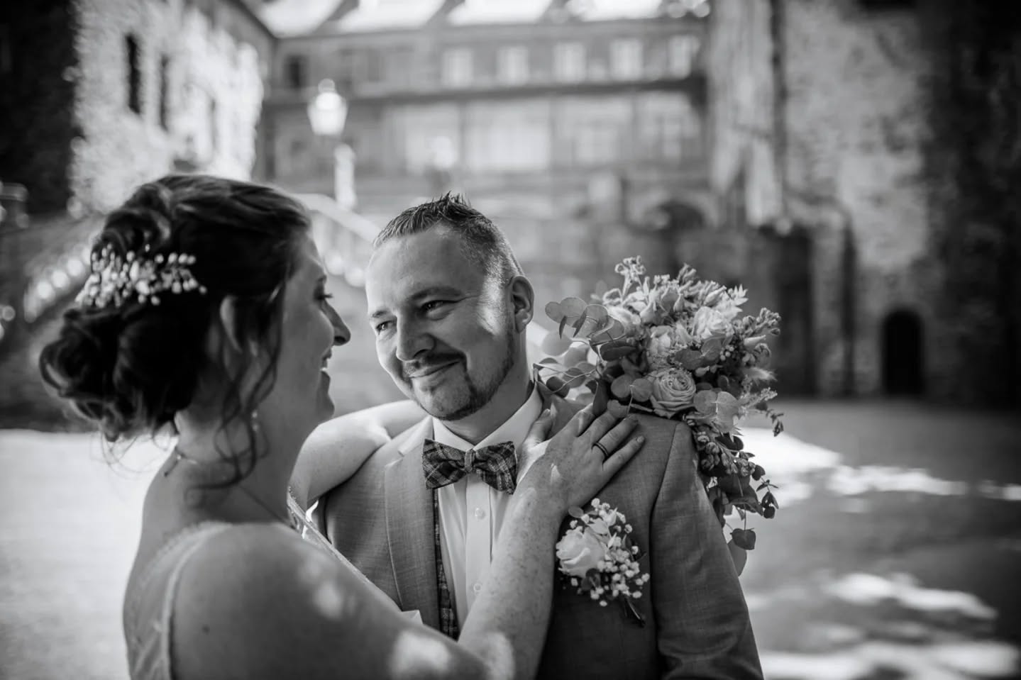 3 Tipps für entspannte & echte Paarfotos 📸✨
Viele Paare haben vor dem Shooting die gleiche Sorge: „Wir sind total unsauber vor der Kamera!“ Aber wisst ihr was? Genau das ist mein Job. Hier sind drei kleine Tipps, wie wir gemeinsam Bilder erschaffen, die sich nach euch anfühlen:
In Bewegung bleiben: Statt starr in eine Linse zu lächeln, lassen wir Bewegung zu. Geht ein paar Schritte, tanzt eine Runde oder flüstert euch etwas ins Ohr. Bewegung nimmt die Anspannung und lässt die Fotos lebendig wirken – so wie bei diesem Moment hier im Grünen. 🌿
Genießt die Auszeit: Seht das Shooting nicht als Pflichttermin, sondern als eure einzige richtige Pause am Hochzeitstag. Es sind oft die einzigen 30 Minuten, in denen ihr mal ganz für euch seid.
Vertrauen ist alles: Ihr müsst keine Models sein. Vertraut mir einfach – ich achte auf das Licht und den Winkel, während ihr euch ganz auf eure Gefühle konzentriert.
Eure Hochzeit ist ein Fest der Liebe, kein steifer Fototermin. Wenn ihr Lust auf authentische Bilder habt, die eure Geschichte erzählen, dann schreibt mir gerne eine Nachricht für 2026/2027! 💌
#SchlossLaubach #HochzeitsfotografHessen #HochzeitsfotografMarburg #HeiratenInHessen #BrautpaarShooting