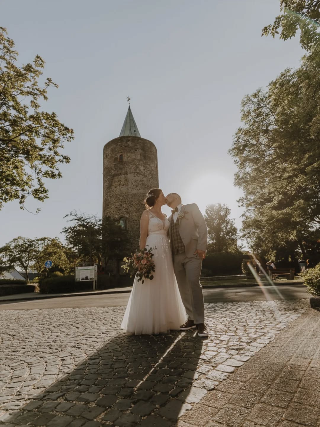 Das Geheimnis für magische Hochzeitsfotos: Die "Goldene Stunde" ✨📸
Viele Paare fragen mich: „Wann ist die beste Zeit für unser Shooting?“ Meine Antwort ist fast immer die gleiche: Kurz vor Sonnenuntergang. 🌅
Warum das Licht zu dieser Zeit (die „Golden Hour“) so besonders ist?
1. Sanfte Schatten: Das Licht fällt flach ein, was harte Schatten im Gesicht vermeidet und eure Haut wunderbar weich zeichnet.
2. Warme Atmosphäre: Alles wird in ein goldenes, warmes Licht getaucht, das eure Emotionen auf den Bildern noch intensiver wirken lässt – so wie hier bei diesem Moment im Freien. ✨
3. Pure Romantik: Die Lichtstimmung sorgt für eine ganz natürliche Ruhe und Intimität, die man künstlich kaum erzeugen kann.
Mein Tipp für euch: Plant für euer Porträt-Shooting ca. 30 Minuten während der Goldenen Stunde ein. Selbst wenn der Zeitplan eng ist, lohnt sich dieser kurze "Escape" aus der Feier für Bilder, die ein Leben lang strahlen.
Plant ihr eure Traumhochzeit 2026/2027 in Hessen? Ich helfe euch gerne dabei, den Zeitplan so zu optimieren, dass wir das beste Licht für eure Erinnerungen nutzen. Schreibt mir eine Nachricht! 💌
#grunberg #HochzeitsfotografHessen #HochzeitsfotografMarburg #HeiratenInHessen #GoldenHourWedding