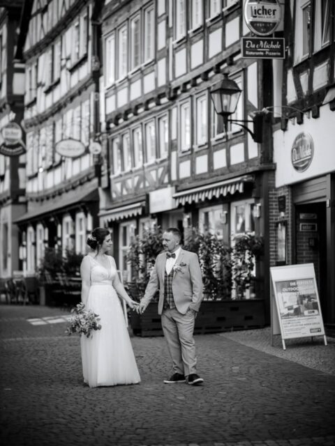 Urban Romance: Warum die Altstadt die perfekte Kulisse ist 🏘️🖤

Es muss nicht immer die grüne Wiese sein! 🌿 Viele Paare denken beim Brautpaar-Shooting sofort an Natur. Aber schaut euch diesen Moment in der wunderschönen Altstadt von Grünberg an. Der Charme historischer Fachwerkhäuser und das Kopfsteinpflaster verleihen den Bildern eine ganz eigene, lebendige Geschichte.
Warum ein City-Shooting eine tolle Idee ist:

1. Einzigartiger Kontrast: Euer elegantes Hochzeitsoutfit trifft auf die raue, ehrliche Textur alter Mauern und Gassen. Das sorgt für einen modernen und edlen Look.

2. Abwechslung pur: Eine Altstadt bietet unzählige Perspektiven – von engen Gassen über markante Türen (wie diese hier!) bis hin zu gemütlichen Plätzen.

3. Licht & Schatten: Die Architektur spielt mit dem Licht und sorgt für spannende, grafische Momente, die man in der Natur so nicht findet.

Mein Tipp für euch: Wenn ihr eure Hochzeit plant, überlegt, was zu euch als Paar passt. Wenn ihr das Urbane liebt, lasst uns eure Geschichte in den Gassen eurer Lieblingsstadt erzählen. Es entstehen Bilder, die so individuell sind wie ihr.

Plant ihr eure Hochzeit 2026 oder 2027 in Hessen? Ich liebe es, diese urbanen Momente für euch festzuhalten. Schreibt mir eine Nachricht! 💌

#Grünberg #HochzeitsfotografHessen #HeiratenInHessen #AltstadtWedding #HessenWedding
