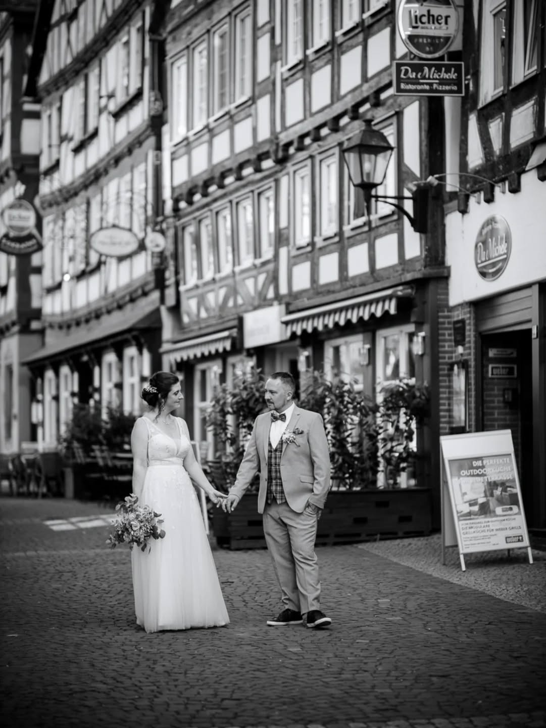Urban Romance: Warum die Altstadt die perfekte Kulisse ist 🏘️🖤

Es muss nicht immer die grüne Wiese sein! 🌿 Viele Paare denken beim Brautpaar-Shooting sofort an Natur. Aber schaut euch diesen Moment in der wunderschönen Altstadt von Grünberg an. Der Charme historischer Fachwerkhäuser und das Kopfsteinpflaster verleihen den Bildern eine ganz eigene, lebendige Geschichte.
Warum ein City-Shooting eine tolle Idee ist:

1. Einzigartiger Kontrast: Euer elegantes Hochzeitsoutfit trifft auf die raue, ehrliche Textur alter Mauern und Gassen. Das sorgt für einen modernen und edlen Look.

2. Abwechslung pur: Eine Altstadt bietet unzählige Perspektiven – von engen Gassen über markante Türen (wie diese hier!) bis hin zu gemütlichen Plätzen.

3. Licht & Schatten: Die Architektur spielt mit dem Licht und sorgt für spannende, grafische Momente, die man in der Natur so nicht findet.

Mein Tipp für euch: Wenn ihr eure Hochzeit plant, überlegt, was zu euch als Paar passt. Wenn ihr das Urbane liebt, lasst uns eure Geschichte in den Gassen eurer Lieblingsstadt erzählen. Es entstehen Bilder, die so individuell sind wie ihr.

Plant ihr eure Hochzeit 2026 oder 2027 in Hessen? Ich liebe es, diese urbanen Momente für euch festzuhalten. Schreibt mir eine Nachricht! 💌

#Grünberg #HochzeitsfotografHessen #HeiratenInHessen #AltstadtWedding #HessenWedding
